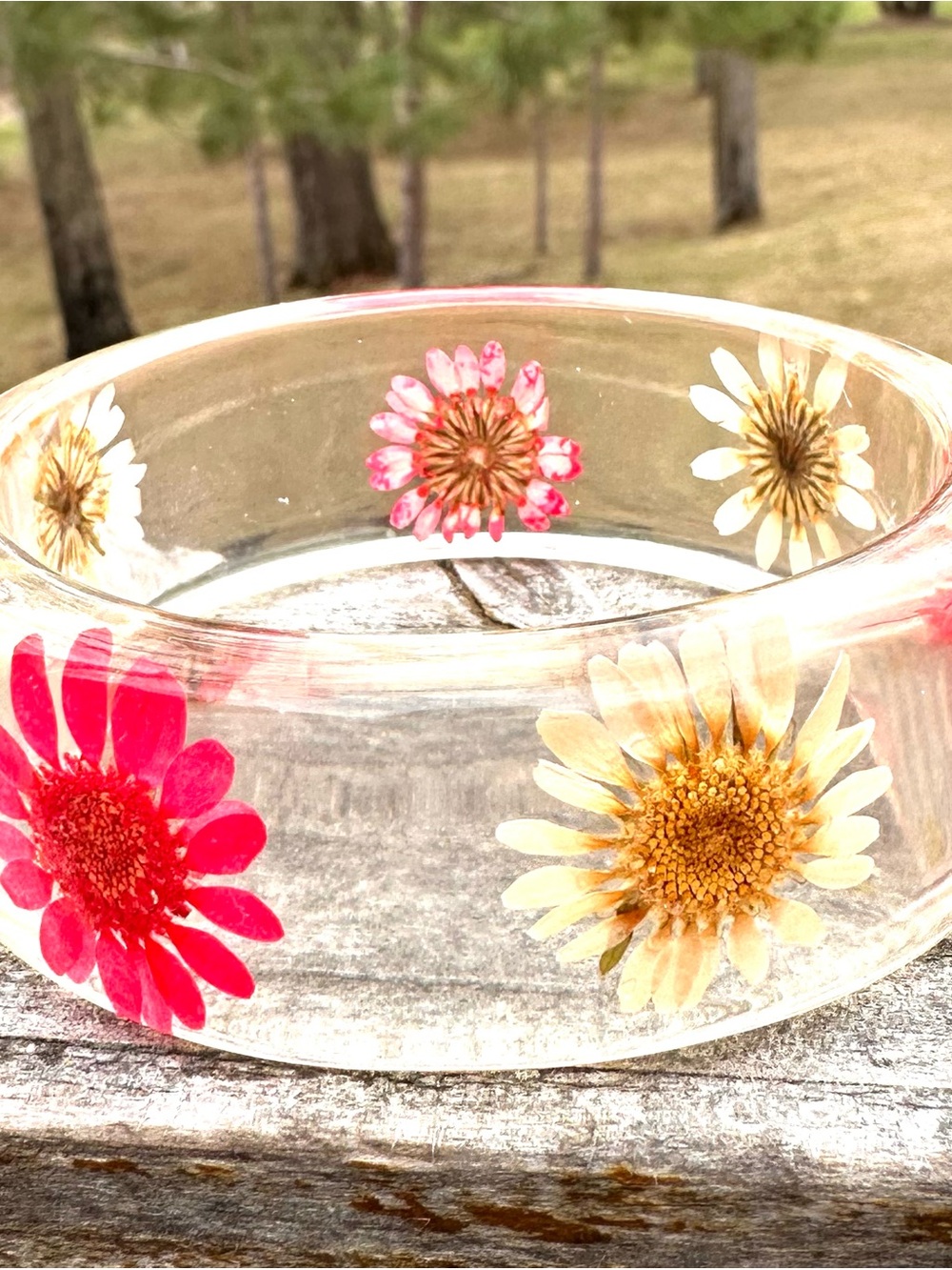 Lucite Bangle Bracelet With Embedded Dried Daisy Flowers - Picture 2 of 6